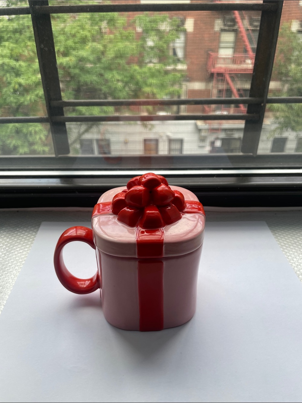 ❤️ NWT Anthropologie Mug in Present Motif in Pink & Red - Picture 5 of 11